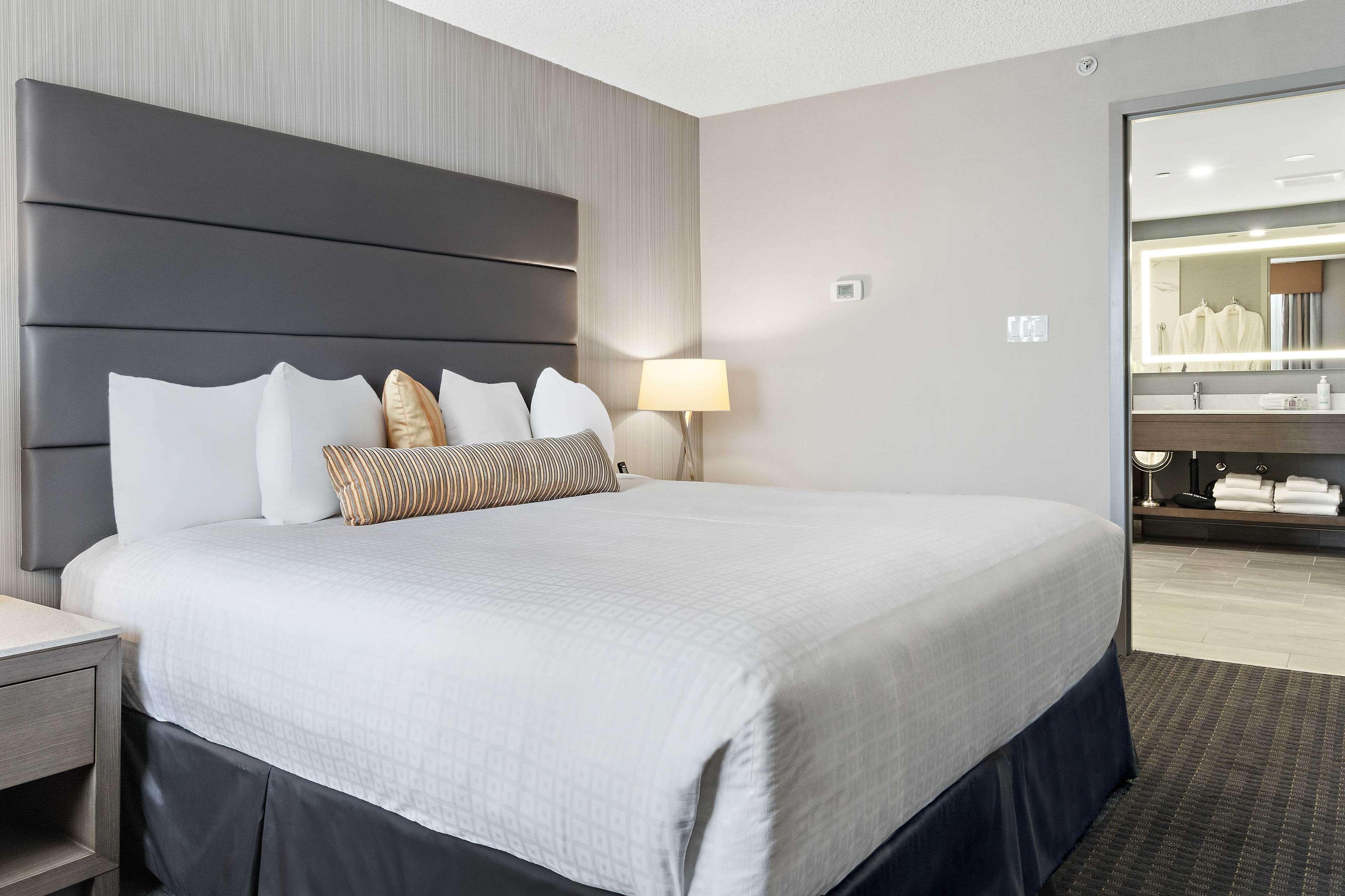 Best Western Premier Calgary Plaza Hotel & Conference Centre Bagian luar foto