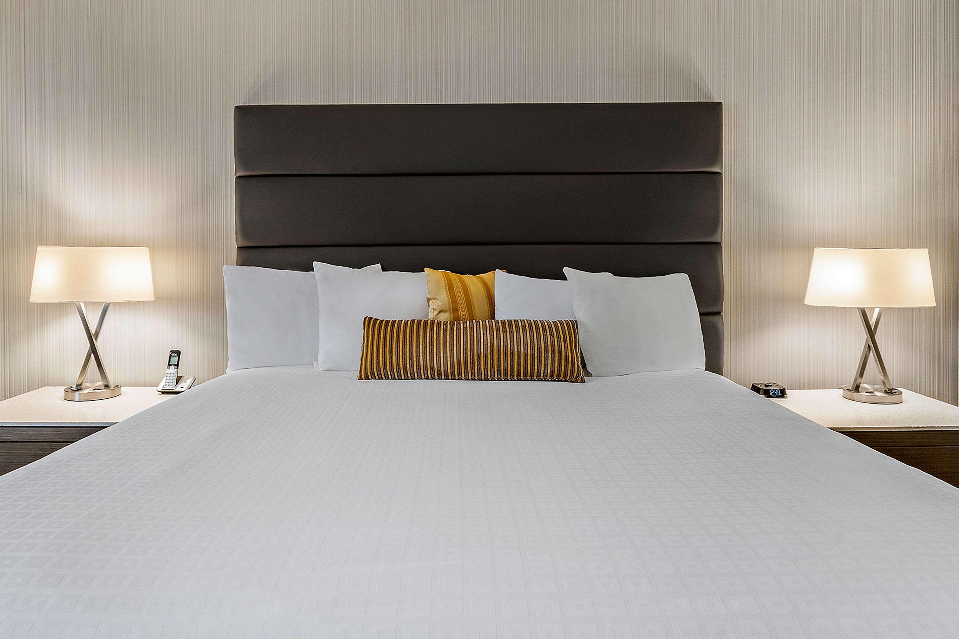 Best Western Premier Calgary Plaza Hotel & Conference Centre Bagian luar foto