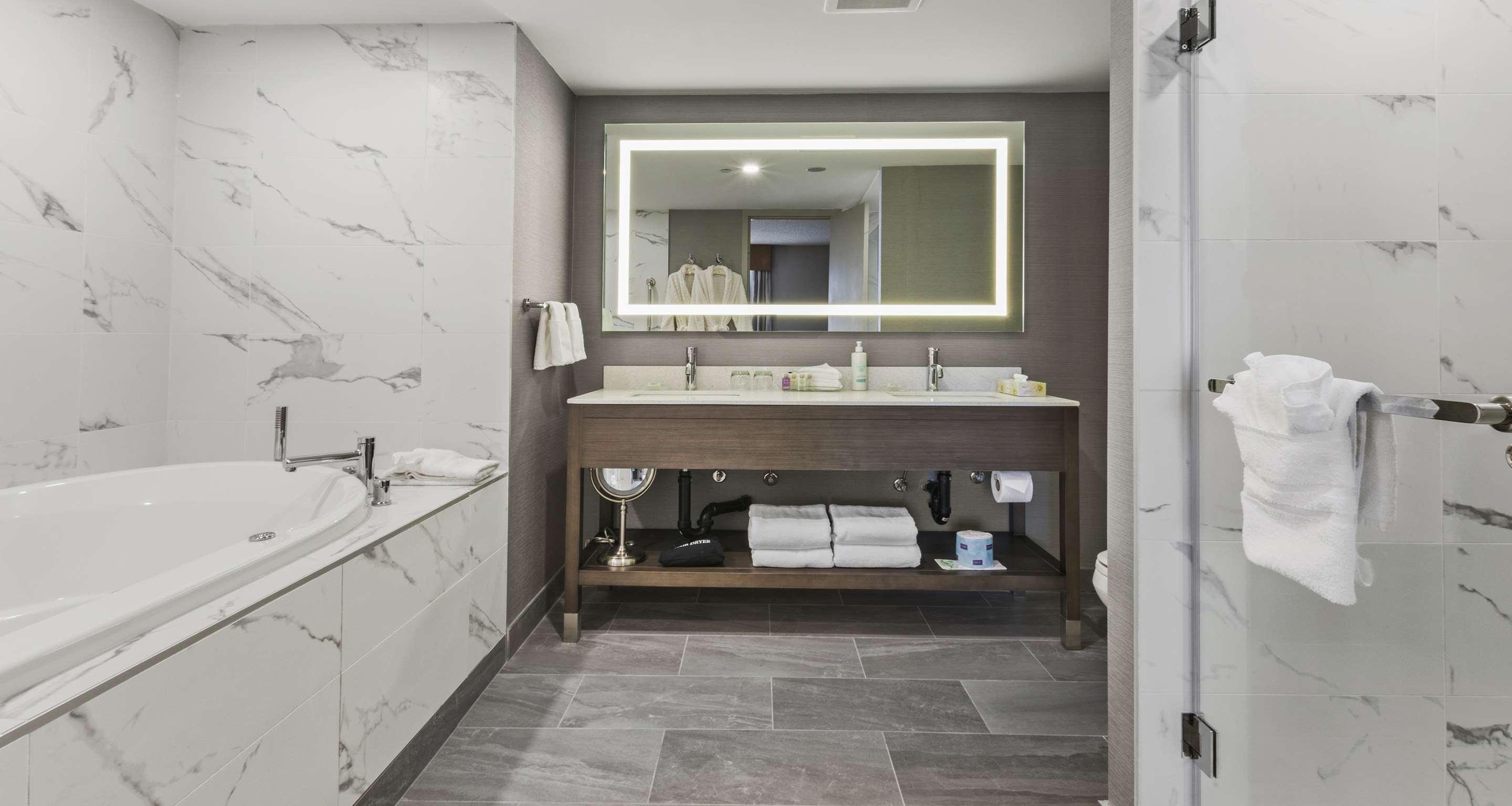 Best Western Premier Calgary Plaza Hotel & Conference Centre Bagian luar foto