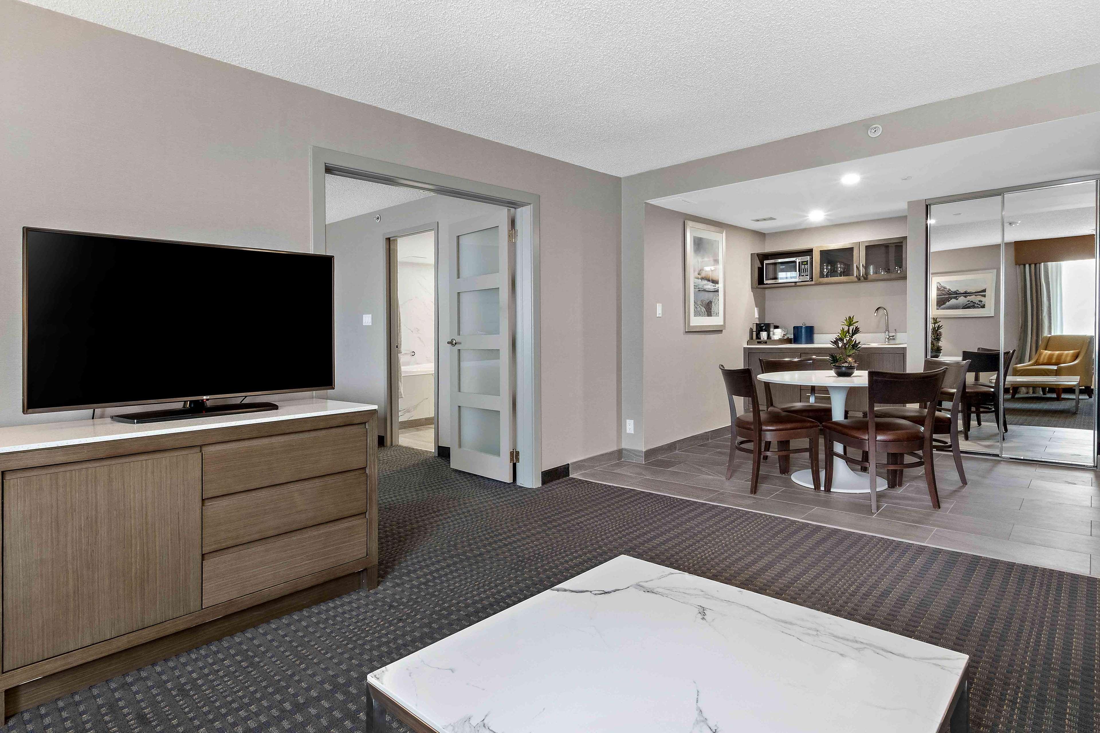 Best Western Premier Calgary Plaza Hotel & Conference Centre Bagian luar foto