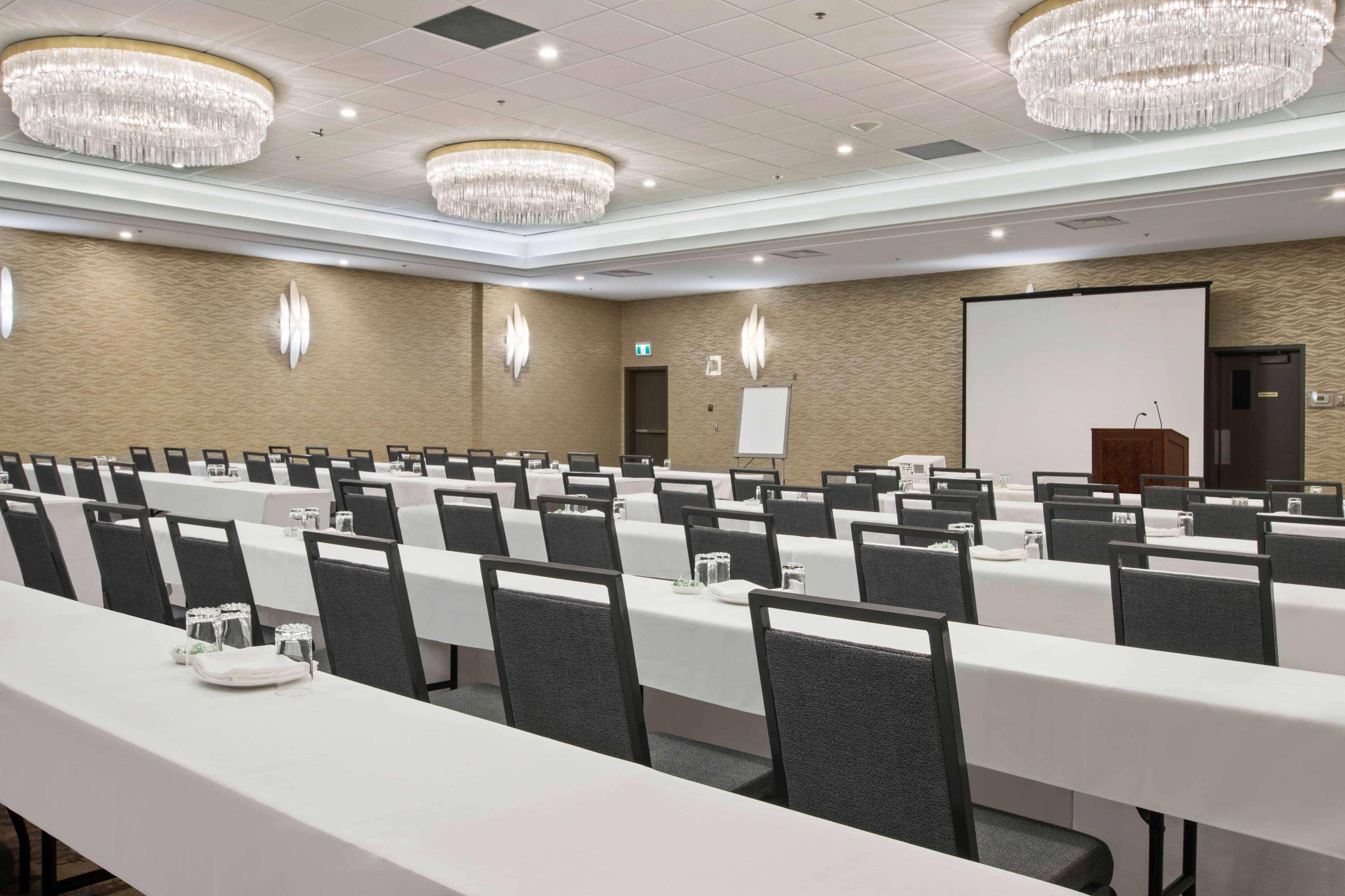Best Western Premier Calgary Plaza Hotel & Conference Centre Bagian luar foto