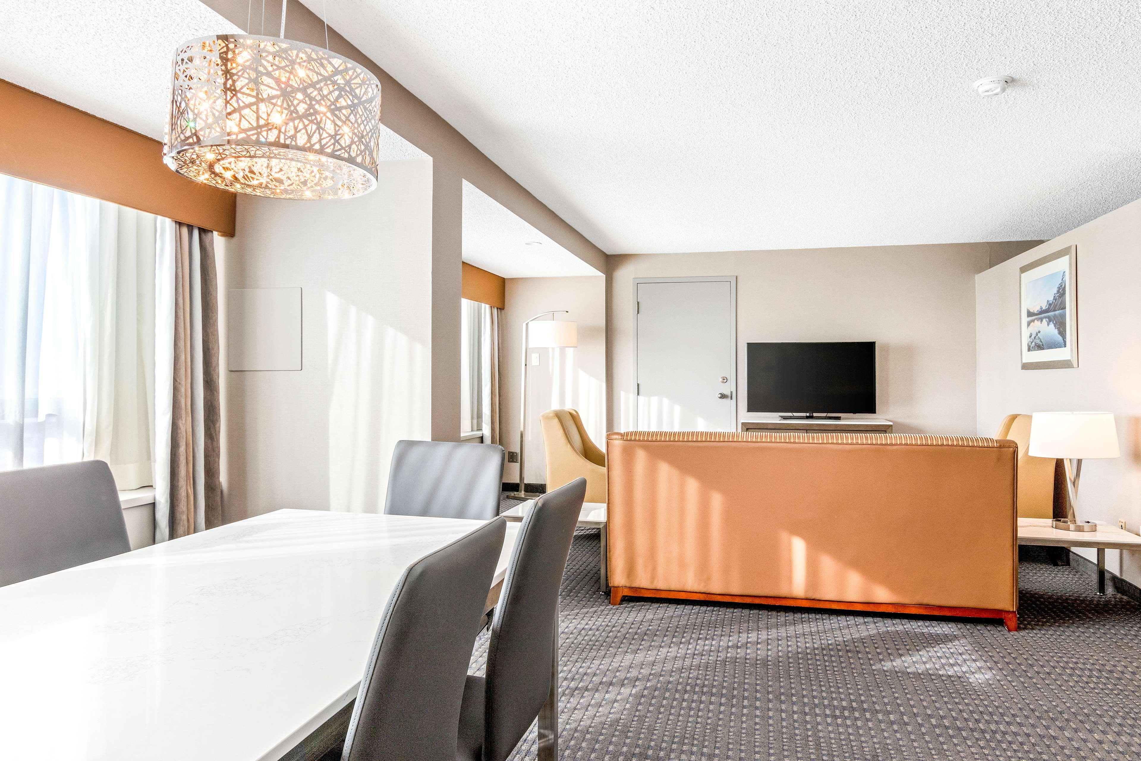 Best Western Premier Calgary Plaza Hotel & Conference Centre Bagian luar foto